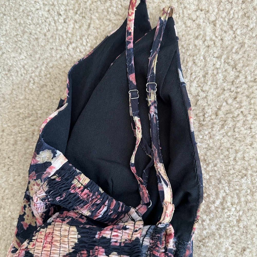 A Peach Women's Black Floral V-Neck Adjustable Spaghetti Strap Tank Large - Picture 5 of 6